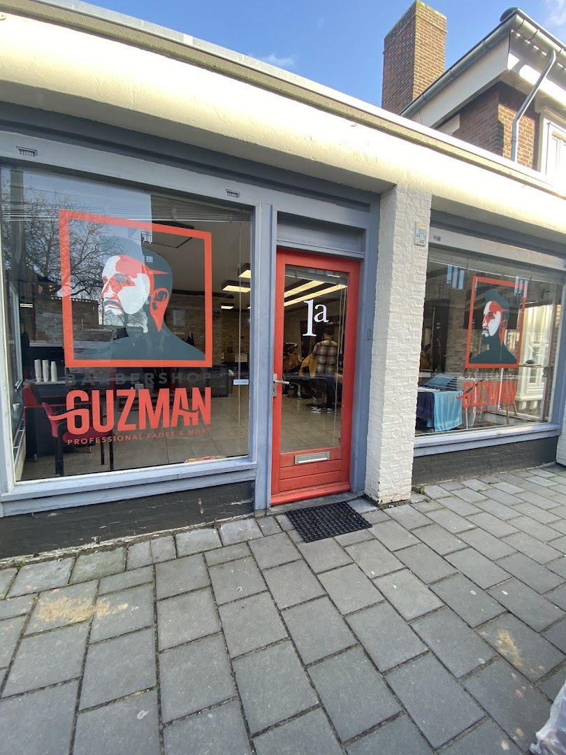 Gevel van Barbershop Guzman met het pop-art logo