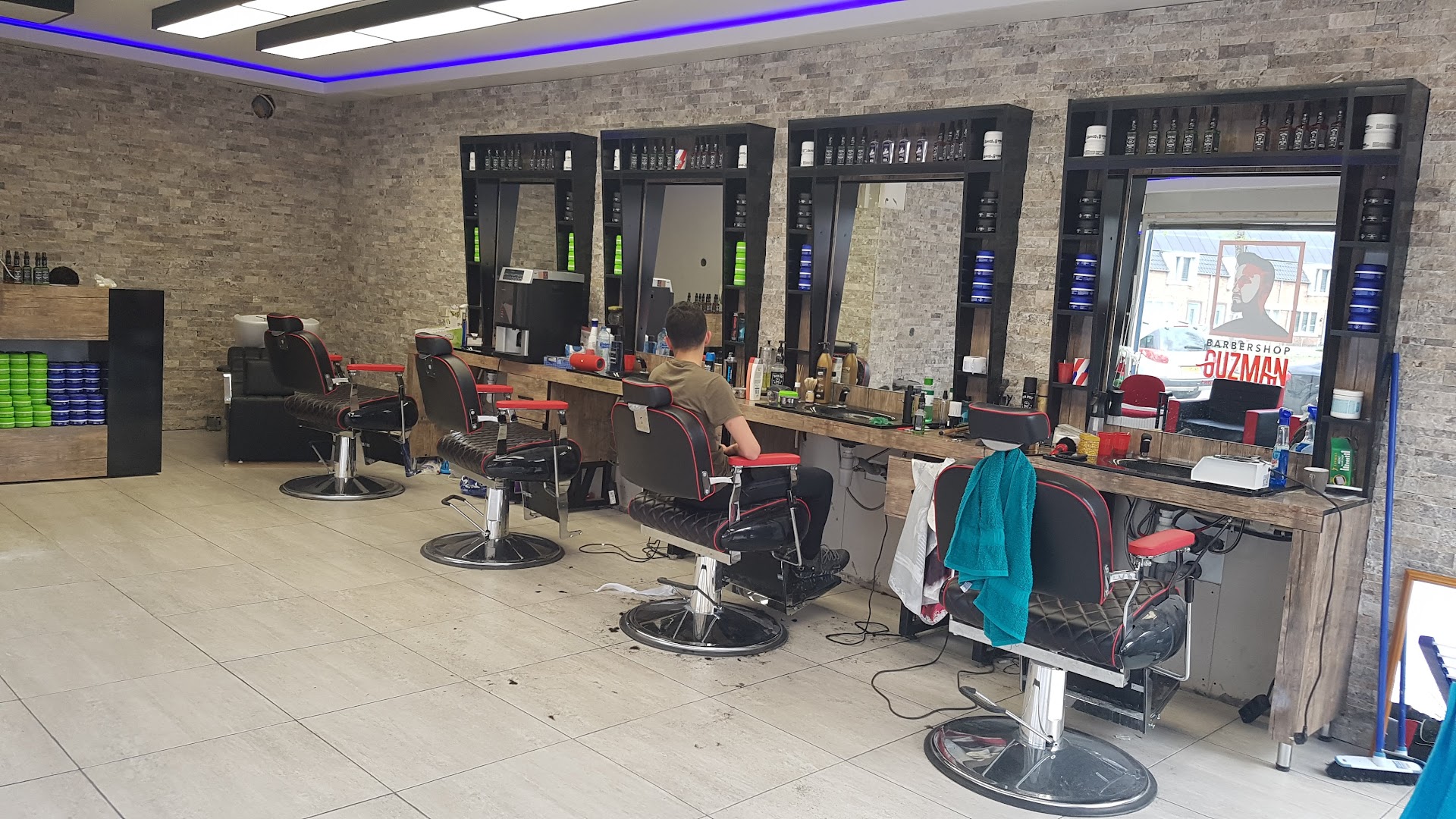 Barberstoelen en spiegels in de zaak