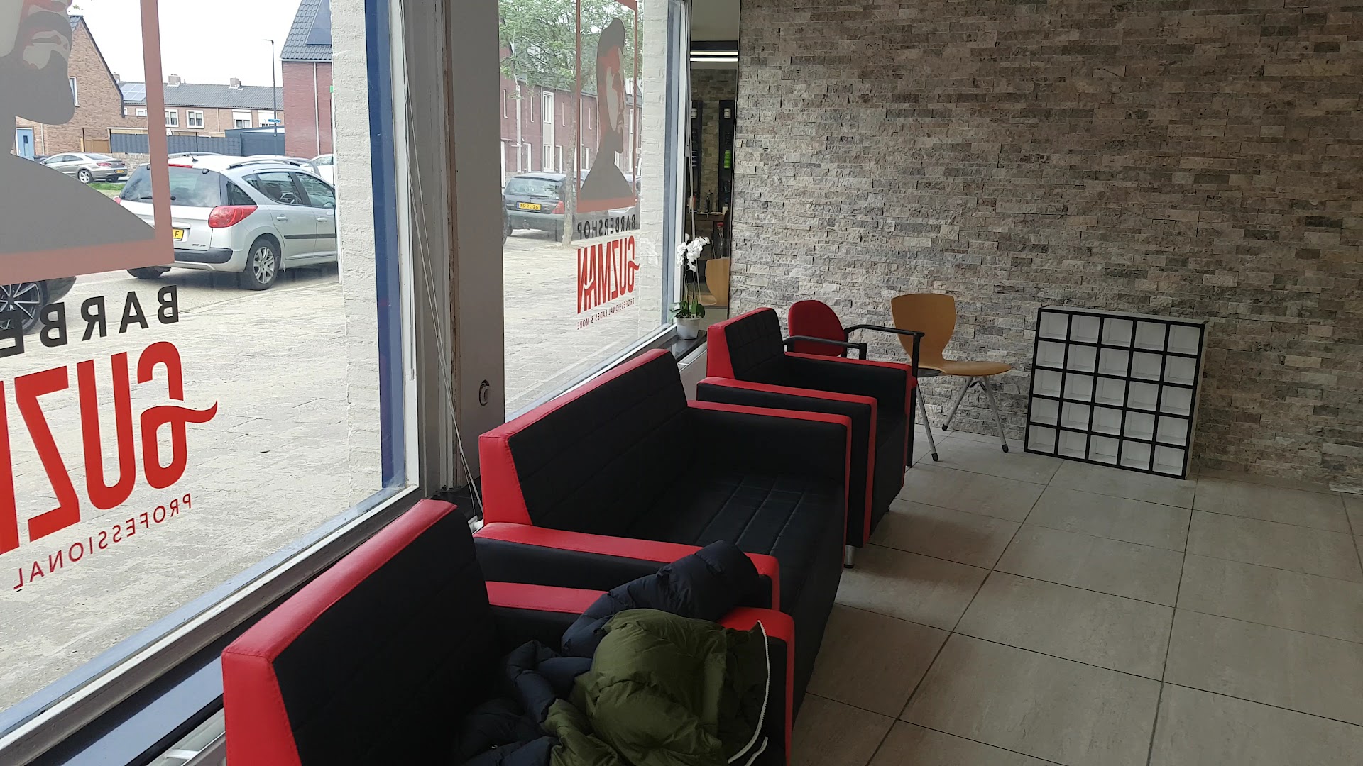 Wachtruimte met rood-zwarte banken