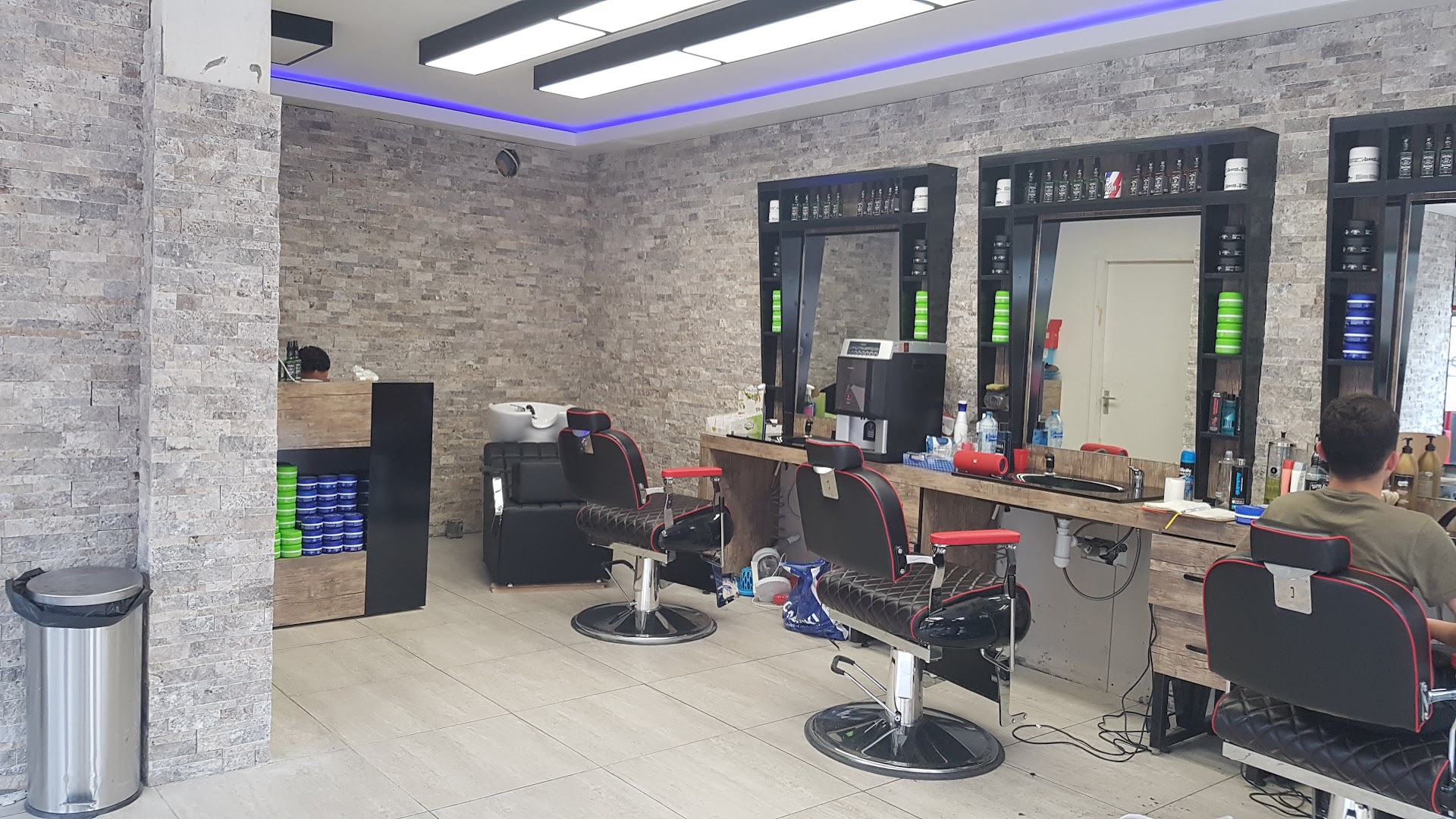 Guzman aan het werk in de barbershop
